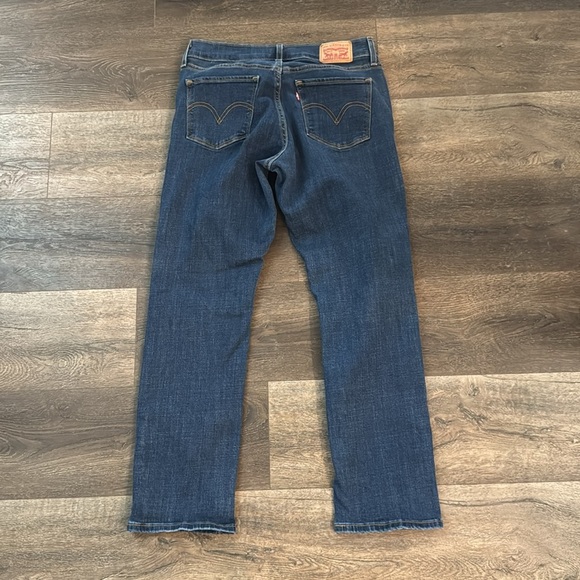 Levi’s Classic Straight Jeans.  Women’s size 6. Excellent condition! Very cute! - Picture 5 of 6